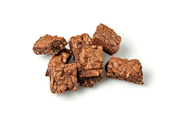 Frischgebackene Brownies auf weißem Hintergrund