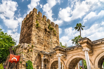 Fototapeta premium Widok na Bramę Hadriana w Antalyi, Turcja