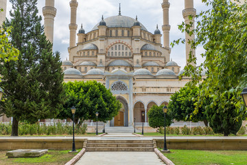 Fototapeta na wymiar Turkey's largest Sabanci Central Mosque in Adana among bright foliage of trees
