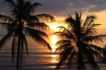 Un atardecer en la playa.