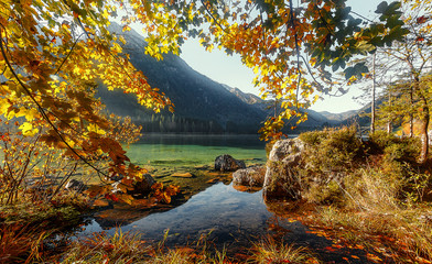 Obraz premium Wonderful Alpine Landscape in Sunny day. Colorful Autumn scene
