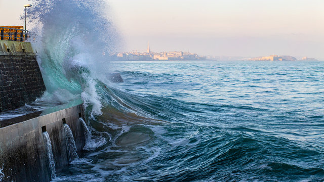 Big wave crushing during high tide in Saint-Malo © Laurent Renault