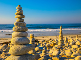 Fototapeta na wymiar Ausgeglichene Steinpyramide auf Sand auf Strand