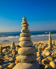 Fototapeta na wymiar Turm aus Steinen am Strand