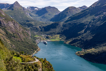 Obraz na płótnie Canvas Im Geiranger-Fjord, Fahrt mit dem Postschiff der Hurtigruten, der MS Polarlys