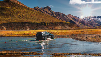 car fords  through river in iceland © Thomas Heitz