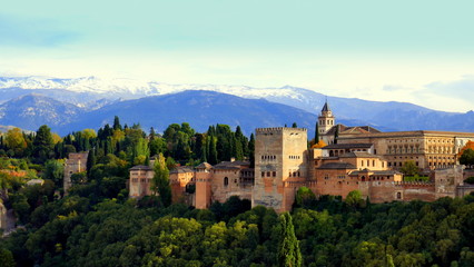 Fototapeta na wymiar im Abendlicht erleuchtete Burg Alhambra mit schneebedeckter Sierra Nevada im Hintergrund