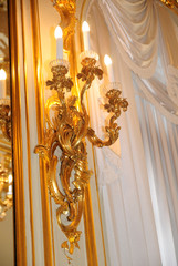 Obraz premium gold pretzelabs in the form of candlesticks in the interior