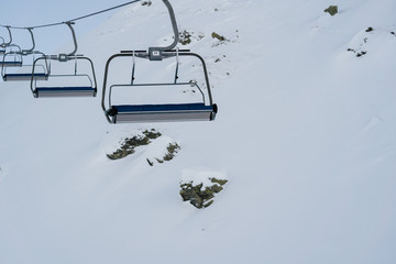 Sessellift mit blauem Himmel. Skigebiet Hochzillertal, Tirol, Österreich.