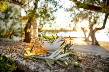 Foto op Canvas olijfolie met verse olijven en bladeren © fox17