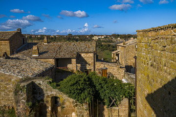 Fototapeta na wymiar Civita di Bagnoregio, región del Lazio, es un asentamiento que data de la Edad Media y de origenes etruscos, y que hoy cuenta con 10 habitantes. Se la llama 