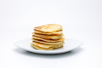 Einfache Pancakes auf weißen Teller gestapelt ohne Sirup, isoliert , seitlich