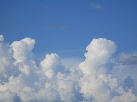 Cielo zul con nubes