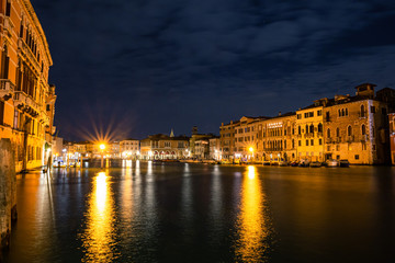 Fototapeta premium night view onto grand canal in venice italy