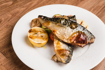 baked mackerel with vegetables and lemon