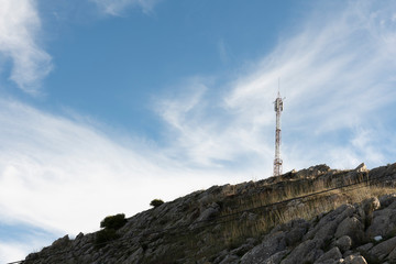 Torre de comunicaciones y telefonía en las montañas