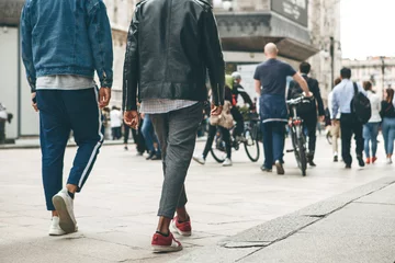 Foto auf Acrylglas Milaan Menschen gehen die Straße in Mailand in Italien entlang. Stadtalltag oder urbaner Lifestyle