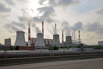 Obraz premium View of the thermal power plant, smoke from the chimney