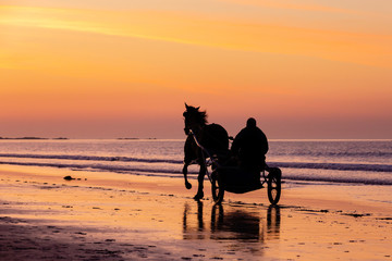 Obraz na płótnie Canvas iding Off into the Sunset on White Rocks Beach Portrush Northern Ireland