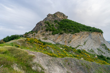 Vie of the old castle and village of Maioletto