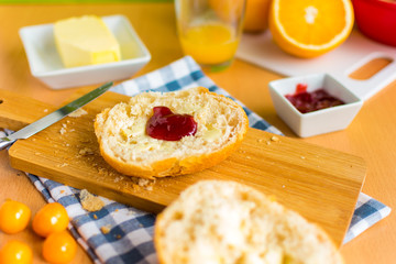 Knackiges halbes brötchen mit Butter und marmelade