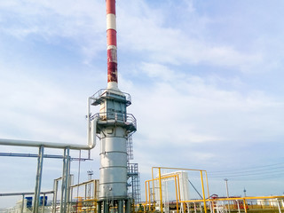 Furnace for heating oil at the refinery