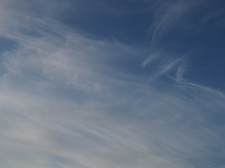 cielo azul con nubes debiles