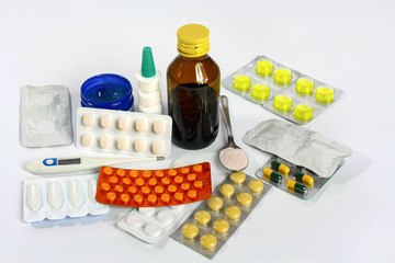 Różne preparaty do leczenia przeziębienia i grypy na białym tle - obrazy, fototapety, plakaty