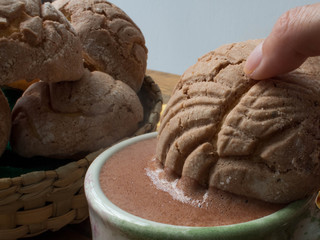 Comer concha con chocolate caliente