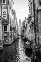 viaje por el canal hacia la torre de la ciudad venecia