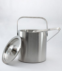 Metal cooler with pincer and lid