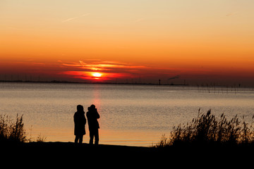 romantischer Sonnenuntergang an der Nordseeküste bei Bremerhaven