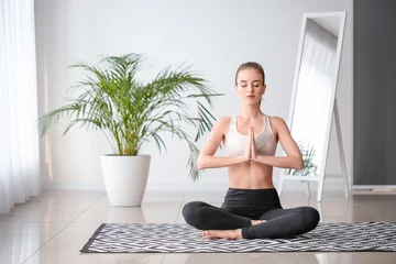 Meubelstickers Mooie jonge vrouw die thuis yoga beoefent © Pixel-Shot