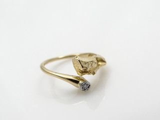 Ring mit Diamant und Dekoration aus Gold