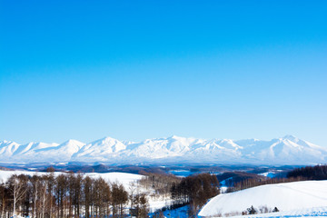 青空と冬の山並み　十勝岳連峰