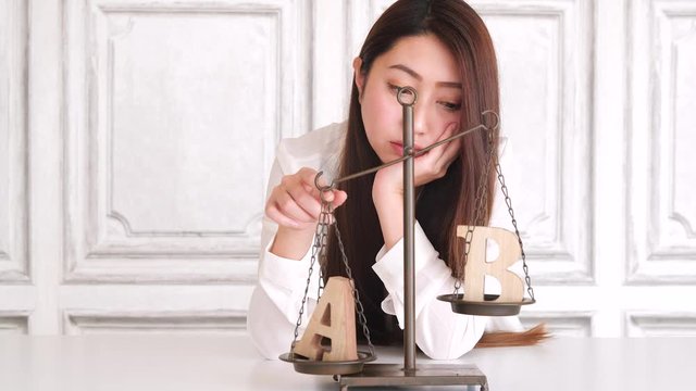 AとBを比較する女性