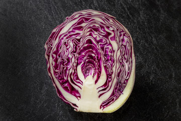 Fototapeta premium 紫(赤)キャベツ Cross section of beautiful red cabbage
