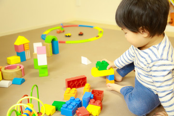 ブロックで遊ぶ親子