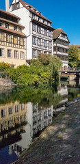 Fototapeta na wymiar timber framed houses and their reflections in the Strasbourg canal