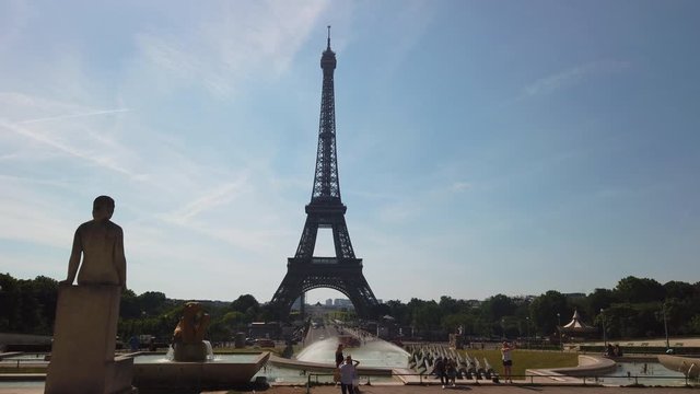 Eiffel Tower crowded with peoples and beautiful fountain