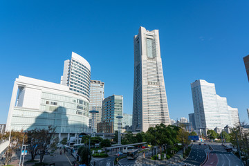 桜木町駅周辺の都市風景とランドマークタワー