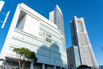 桜木町駅周辺の都市風景とランドマークタワー