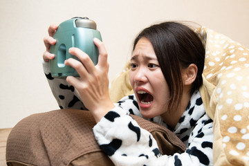 寝坊してびっくりする女性