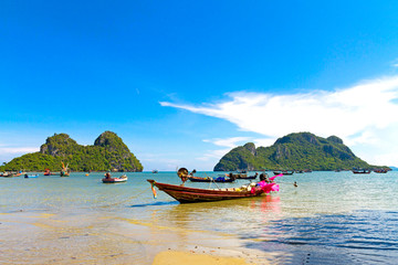 Fototapeta na wymiar Beach Baan Koh Teap beach with boat