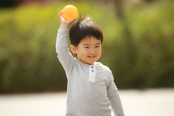 プラスチックボールを投げる男の子