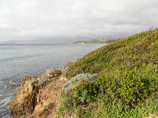 Fototapeta premium Cap Lardier dans le Var. Le Sentier du littoral avec sa flore et ses magnifiques panoramas à l'horizon et à l'est sur la baie de Cavalaire-sur-Mer