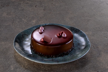 Torta ai 3 cioccolati con piatto su piano di pietra