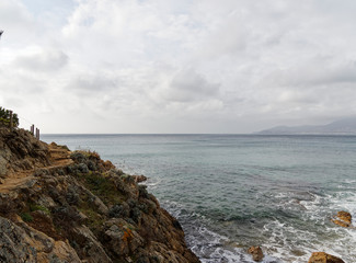 Cap Lardier dans le Var. Le sentier du littoral entre colline boisée aux senteur provençales et...