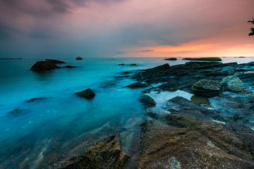 Fototapeta na wymiar Seascape of the vibrant sunsets