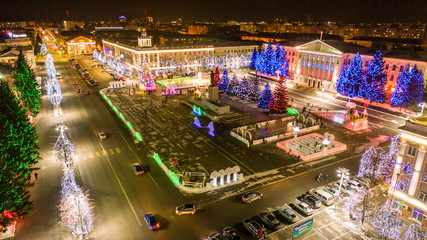 Fototapeta na wymiar Festive new year decoration of the Central Lenin square in the city of Kurgan